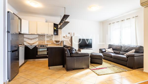Mietangebote in Kastel Luksic: Ein Apartment mit einem Schlafzimmer und ein Apartment mit drei Schlafzimmern zur Langzei