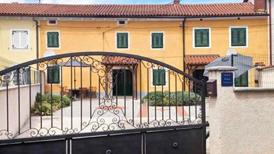 Istria, Marčana, 120 m² radový dom s dvorom