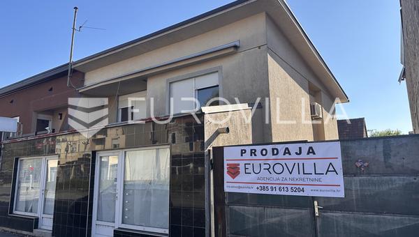 Vinkovci, Keskusta, Sekakäyttöinen rakennus Liiketila Kolmen makuuhuoneen huoneisto, 100 m² piha