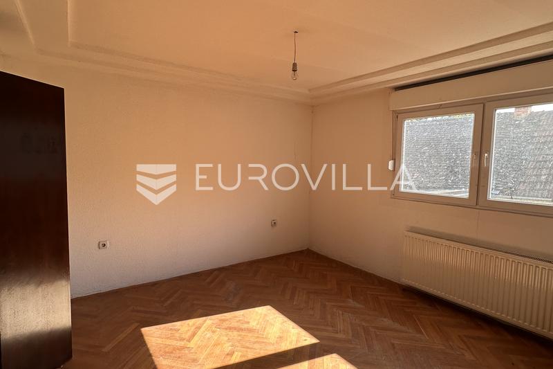 Vinkovci, Keskusta, Sekakäyttöinen rakennus Liiketila Kolmen makuuhuoneen huoneisto, 100 m² piha - 9