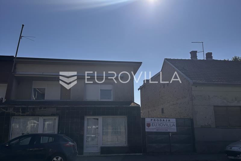 Vinkovci, Keskusta, Sekakäyttöinen rakennus Liiketila Kolmen makuuhuoneen huoneisto, 100 m² piha - 4
