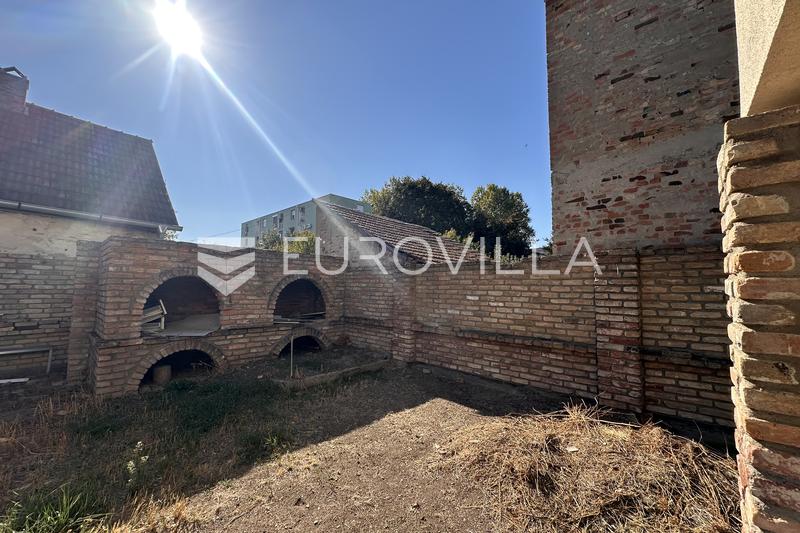 Vinkovci, Keskusta, Sekakäyttöinen rakennus Liiketila Kolmen makuuhuoneen huoneisto, 100 m² piha - 19