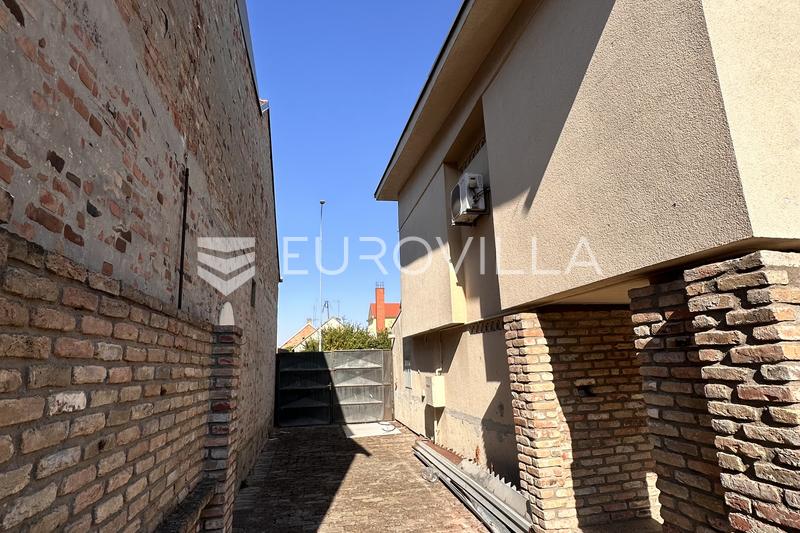 Vinkovci, Keskusta, Sekakäyttöinen rakennus Liiketila Kolmen makuuhuoneen huoneisto, 100 m² piha - 17