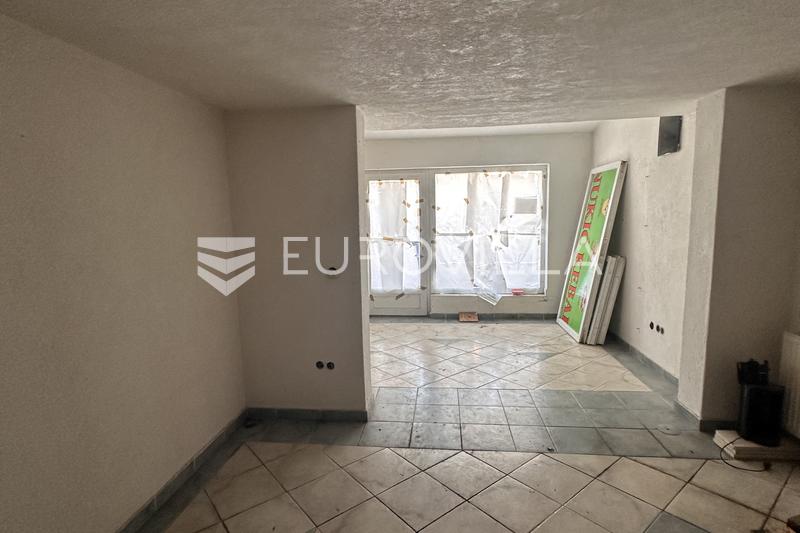 Vinkovci, Keskusta, Sekakäyttöinen rakennus Liiketila Kolmen makuuhuoneen huoneisto, 100 m² piha - 6