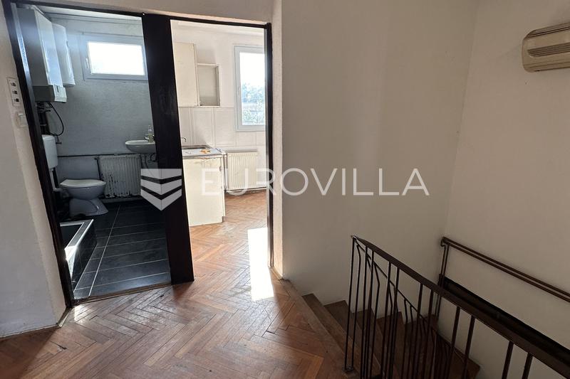 Vinkovci, Keskusta, Sekakäyttöinen rakennus Liiketila Kolmen makuuhuoneen huoneisto, 100 m² piha - 22