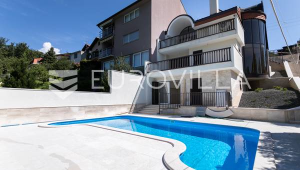 Donje Prekrižje, yenilenmiş villa, bahçede yüzme havuzu ve arka bahçe alanı ile.