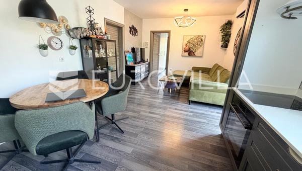 Krk, Krk város, két hálószobás lakás, 55 m², kert, 300 m-re a tengertől, teljesen felújított