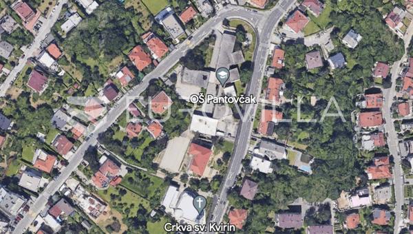 Zagreb, Pantovčak, grund på 700 m² med et eksisterende hus til nedrivning