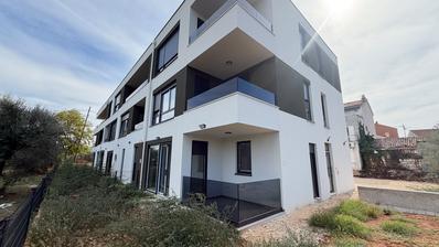 Pula, Stinjan, ihned k nastěhování, dvoupokojový přízemní byt se zahradou a parkovacím místem