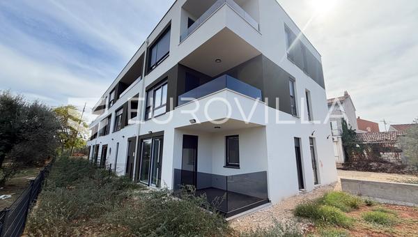 Pula, Stinjan, bezugsfertige Erdgeschosswohnung mit zwei Schlafzimmern, Garten und Parkplatz