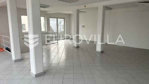 Pleternica, espaço comercial no centro da cidade.