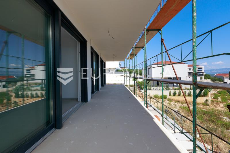 Île de Krk, Vrbnik, appartement dans un nouveau développement avec jardin, piscine et vue sur la mer - 13