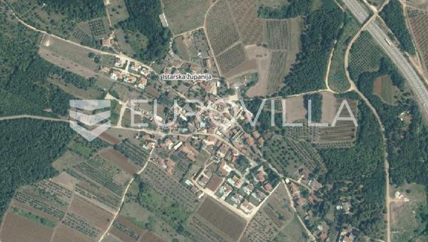 Istra, Višnjan, Građevinsko zemljište 735 m² s panoramskim pogledom na more