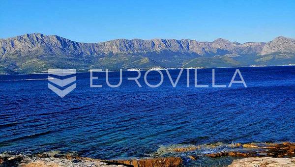 Sućuraj, agricultural land with an area of 38,886 m² in the first row to the sea