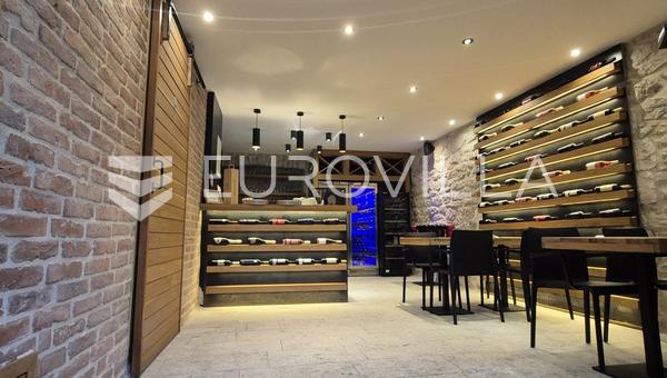 Brač, Milna, dvojna kamena kuća s uhodanim restoranom, prvi red do mora
