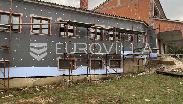 Rovinjsko Selo, en bostads-/affärsfastighet på 600 m2 under uppförande