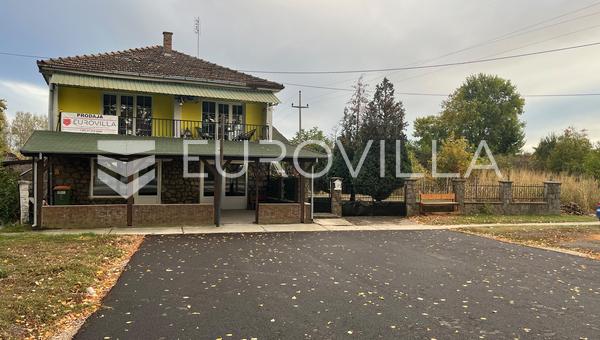 Vukovar, Sotin, casa con espacio comercial y gran parcela de 3.675 m²