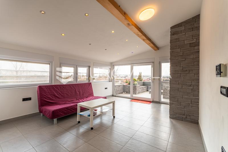 Varaždin, Texas, četverosoban penthouse površine 96,34 m² sa prekrasnom terasom