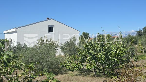 Vrsi Poljica, Casa espaciosa con gran parcela y jardín, Ideal para vacaciones y vivienda