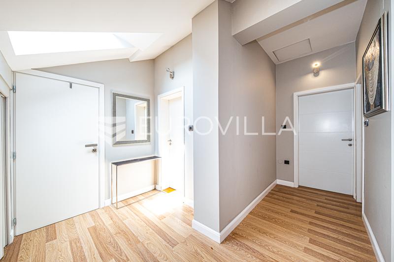 Zágráb, Maksimir, lakó- és kereskedelmi épület 602 m², melléképület 43 m² - 22
