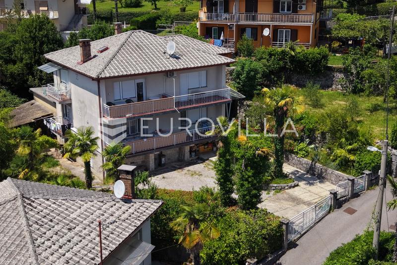 Lovran, egy ház két lakással Lovran központjában, 1311 m²-es telken. - 1