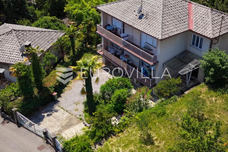 Lovran, egy ház két lakással Lovran központjában, 1311 m²-es telken. - 2