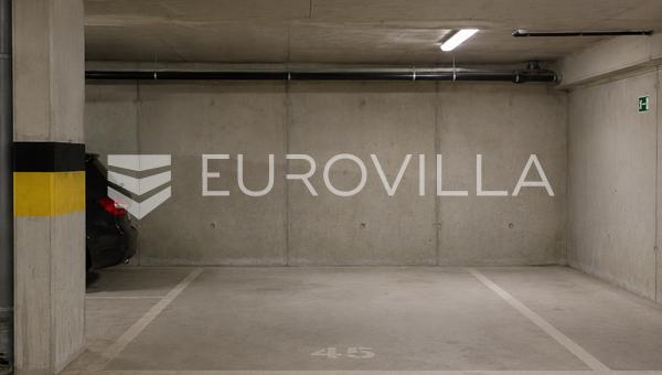 Žnjan, garážové stání na skvělém místě