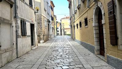 Istra, Poreč, šarmantan stan u starogradskoj jezgri s dvije stambene jedinice