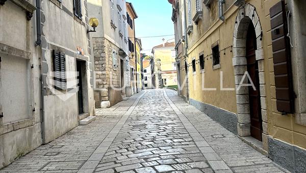 Istra, Poreč, šarmantan stan u starogradskoj jezgri s dvije stambene jedinice