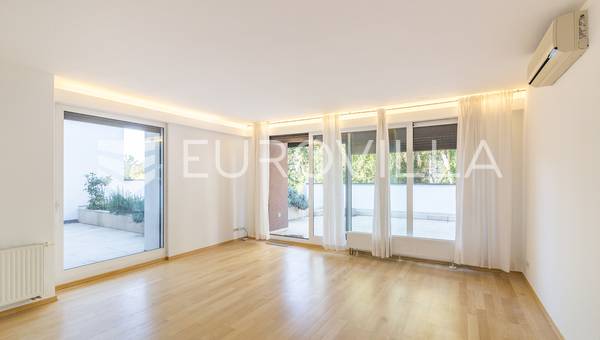 Zagreb, Tuskanac'ta, teras ve garajlı, güzel, iki odalı daire, 140 m²
