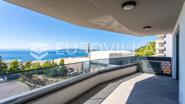 Makarska, befejezett kétszobás lakás panorámás kilátással a tengerre és az egész városra.