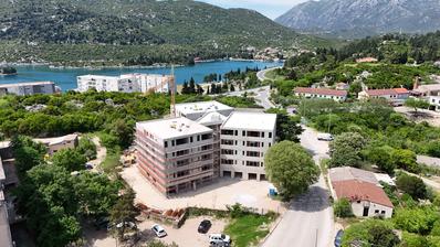 Ploče, nybyggnad, trerumslägenhet på andra våningen.