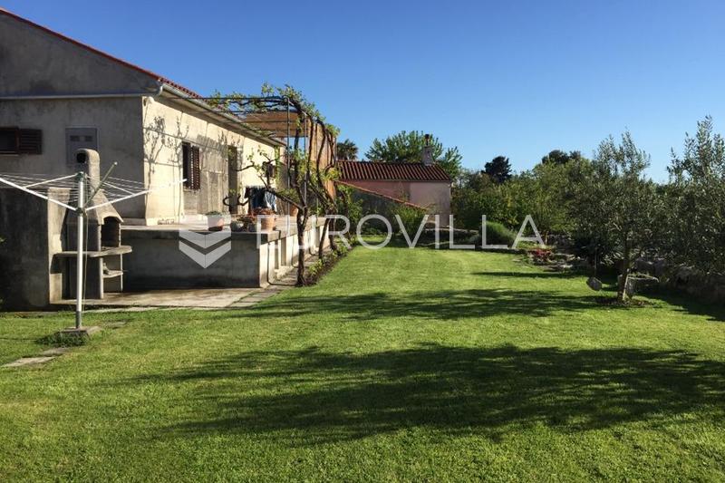 Krk, kuća od 200 m² s dvorištem