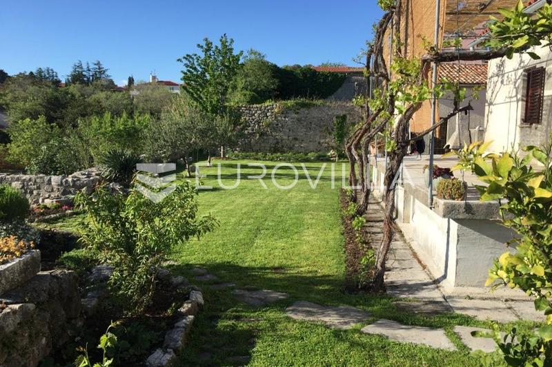 Krk, kuća od 200 m² s dvorištem