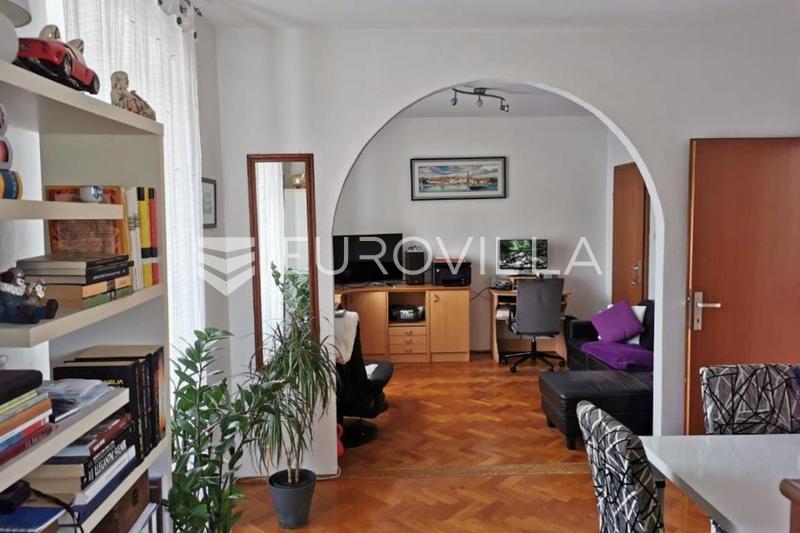 Krk, kuća od 200 m² s dvorištem