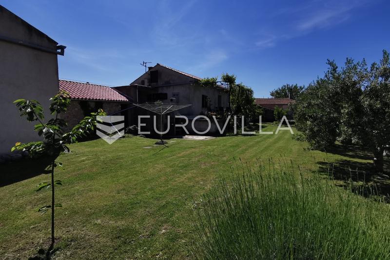 Krk, kuća od 200 m² s dvorištem