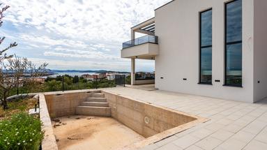 Vodice, lujoso apartamento dúplex de cuatro dormitorios con piscina y vistas al mar