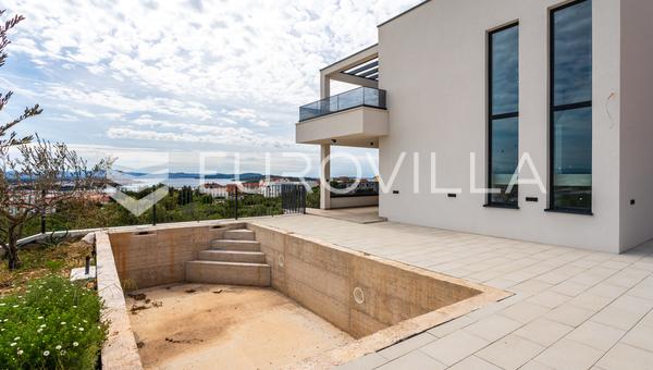 Vodice, luxuriöse Vierzimmer-Maisonette-Wohnung mit Swimmingpool und Meerblick