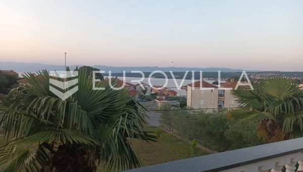 Krk, denize yakın, turizm için ideal, 5 daireli ev, denizden 150 m mesafede