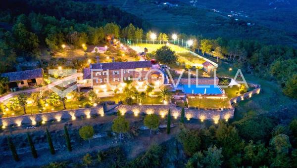 Ístria, arredores de Oprtalj, Villa com vista panorâmica de Motovun e grande potencial de investimento