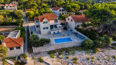 Brač, Splitska, vila s bazenom prvi red uz more, 180 m²