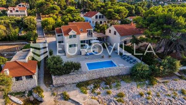 Brač, Splitska, vila s bazenom prvi red uz more, 180 m²