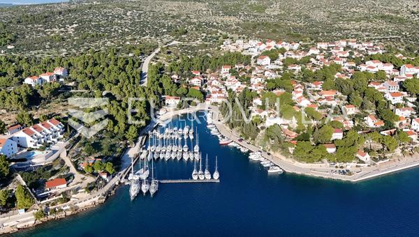 Brač, Milna, jedinstven poslovno stambeni objekt na atraktivnoj lokaciji