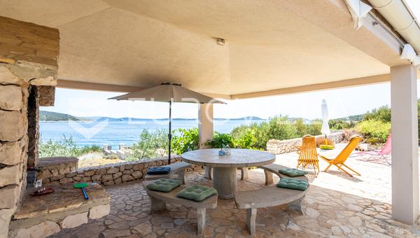 Vinisce - Casa na primeira fila do mar, localizada em um terreno espaçoso com vista deslumbrante e potencial excepcional