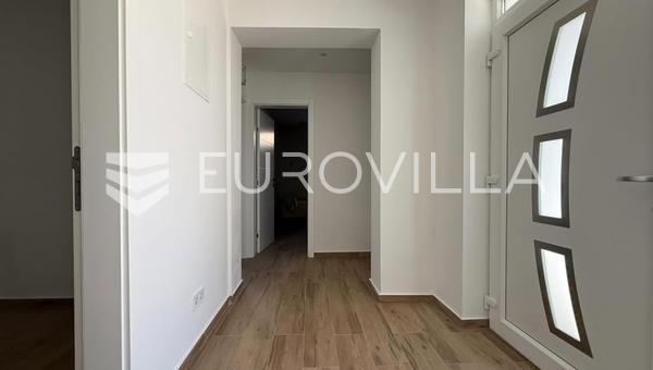 Osijek, Donji Grad, Dreizimmer-Hofwohnung mit Parkplatz, Neubau, 53 m²