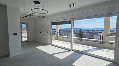 Penthouse v Kaštel Starem 102 m² s pogledom na morje, garaža s shrambo, direktno dvigalo do apartmaja