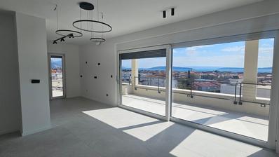 Kastel Stari çatı katı 102 m² deniz manzaralı, depolu garaj, daireye direkt asansör
