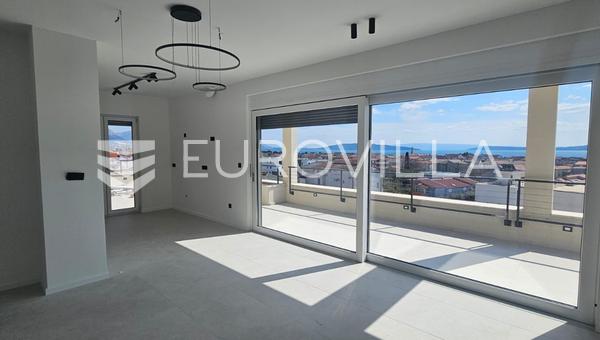 Kaštel Stari penthouse 102 m² s pogledom na more, garaža s ostavom direkno lift u stan