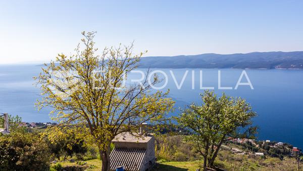 Omiš, Lokva Rogoznica, atraktivno građevinsko zemljište površine 469 m²