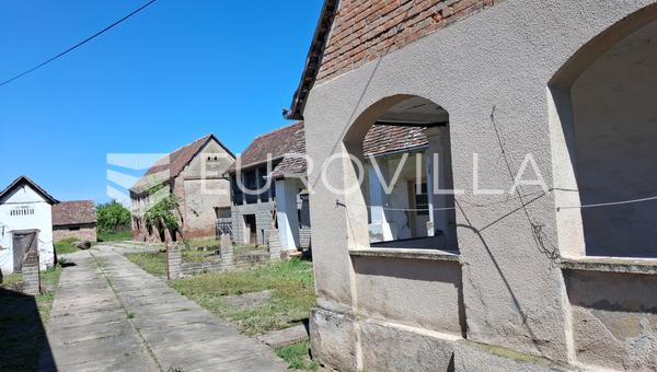 Privlaka, kuća i zemljište 7.725 m² s izlazom na dvije ulice | investicijski potencijal